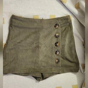 Olive Button-Detail Skort‎